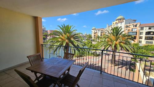 La Palmera Island Club Canal Front