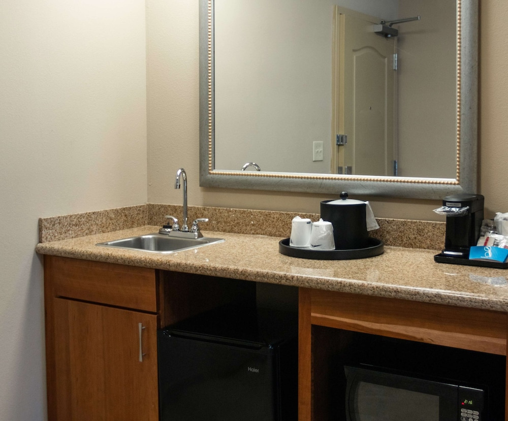 Hampton Inn Gloucester - photo 20