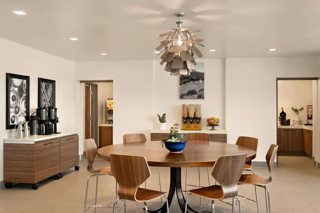 La Quinta Inn & Suites by Wyndham San Luis Obispo Downtown - photo 49
