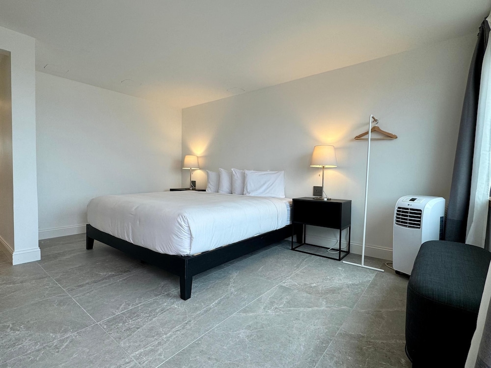 Harbor Inn Self Check in Hotel in Grand Marais, United States