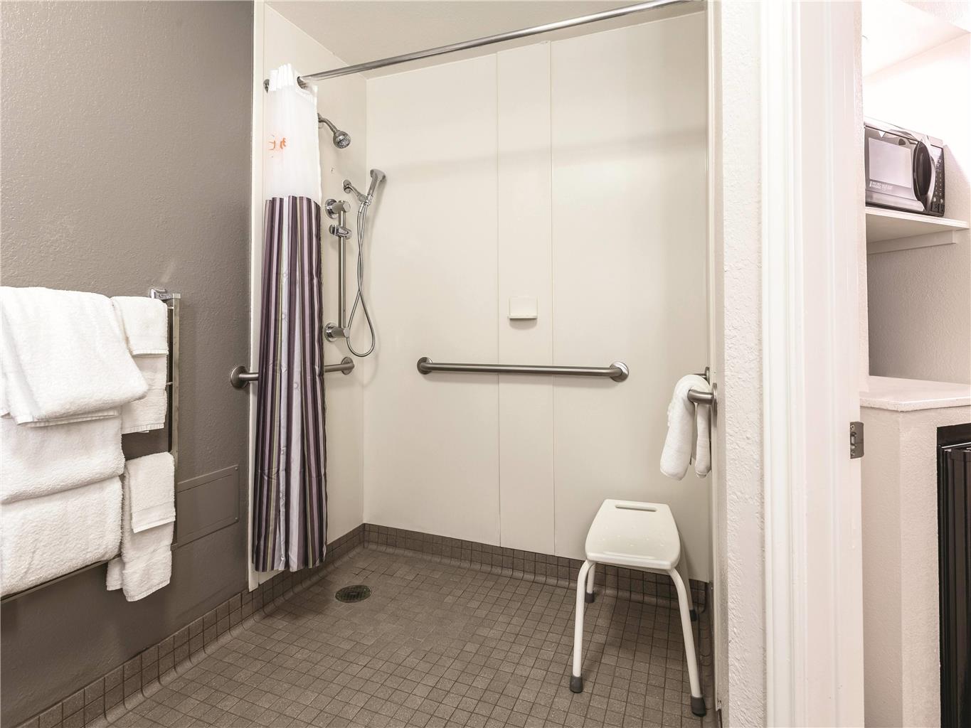 La Quinta Inn & Suites by Wyndham Atlanta Alpharetta - photo 21