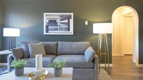 Landing Modern Apartment with Amazing Amenities — 4-Star Luxury Hotel in Rochester, United States