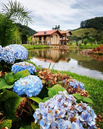 Caminhos da Serra do Tabuleiro Chalé do Lago - carbon neutral hotel in Unknown City
