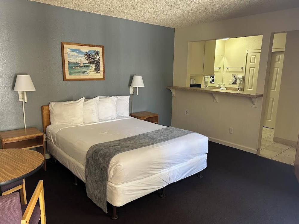 California Suites Hotel - photo 13