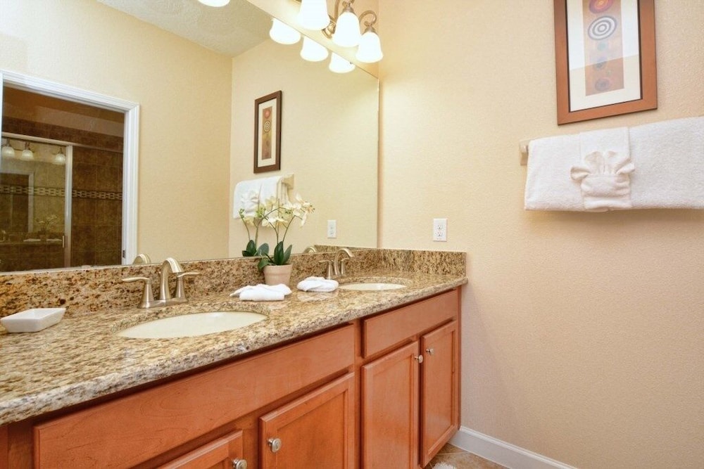 Resort Community Large Private Pool Free Wifi Game Room No Rear Neighbors 6 Bedroom Home by RedAwning - photo 26