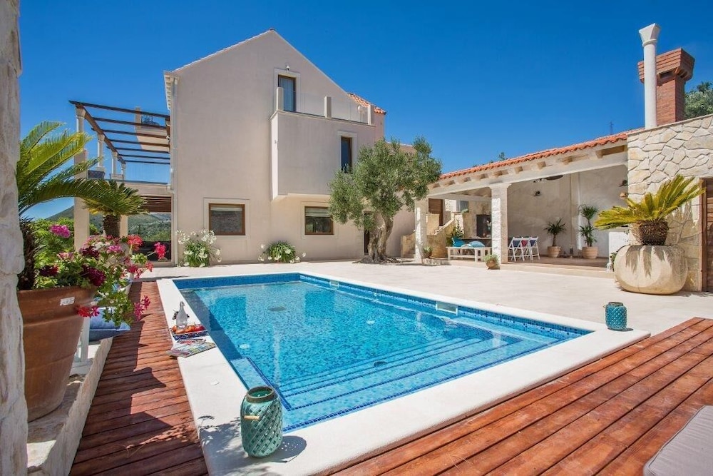 Luxury Villa Dolce Vita with Pool — 4-Star Luxury Hotel in Dubrovnik, Croatia