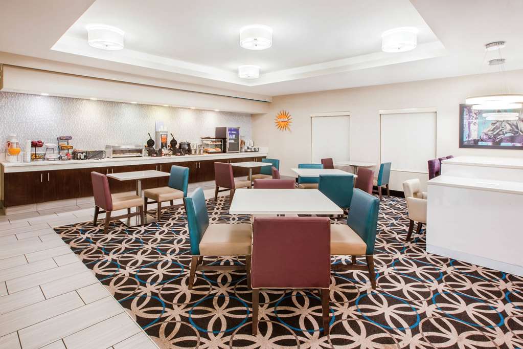 La Quinta Inn & Suites by Wyndham Cincinnati Airpt Florence - photo 33