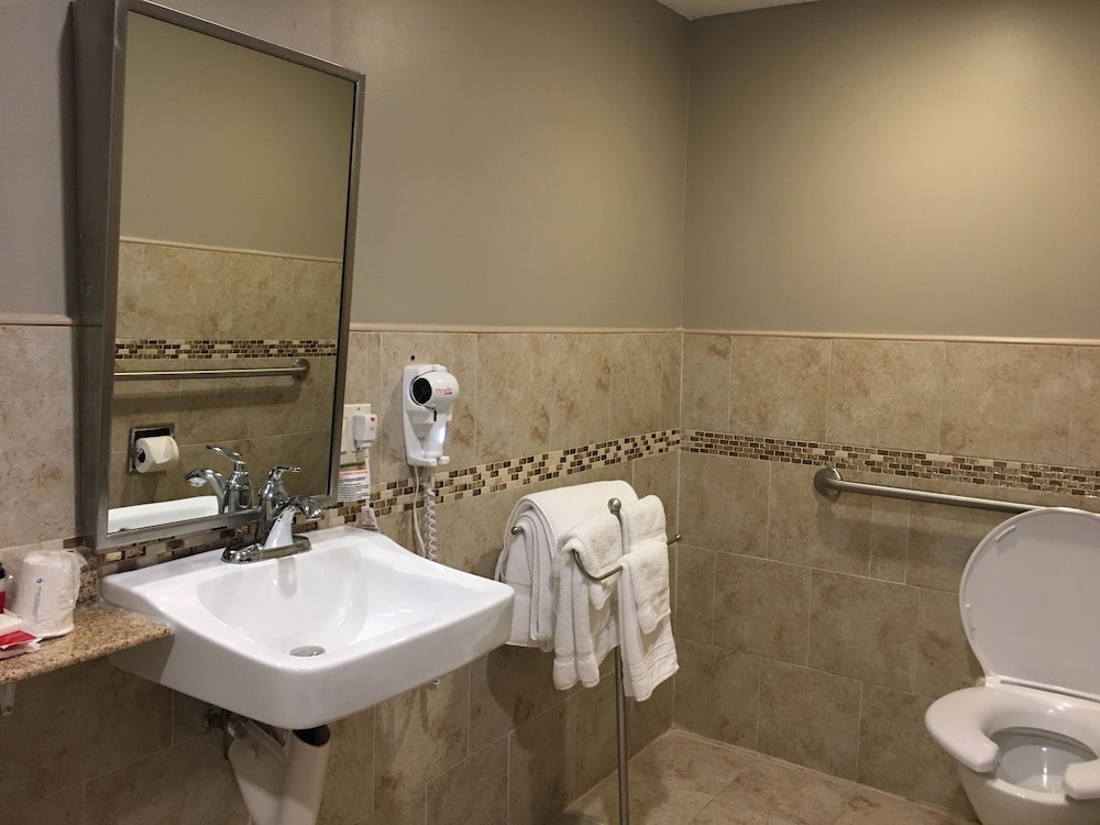 Ramada by Wyndham Rockville Centre - photo 32