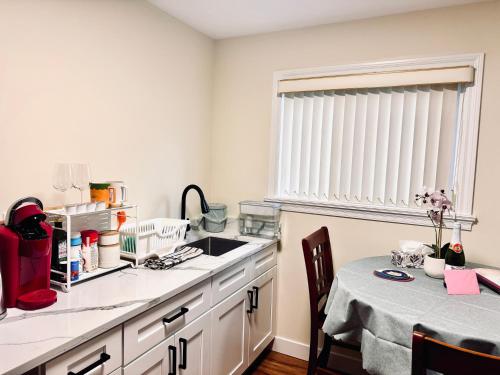 Cozy 2 Beds Spacious Rooms Close To Transit in Vancouver, Canada