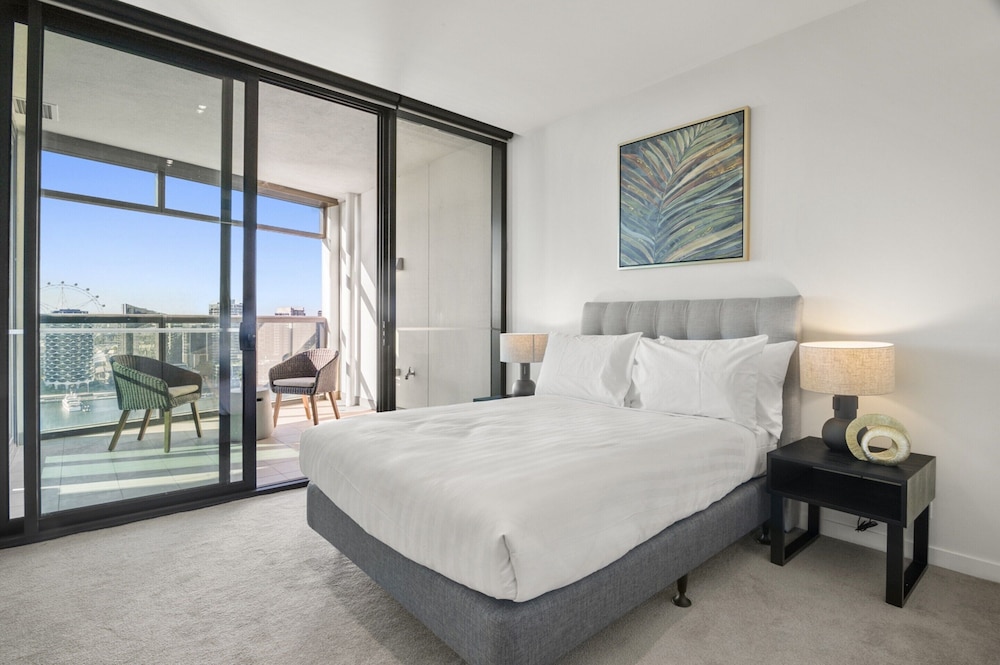 Stunning 2 Bed Apartment with Water Views — 4-Star Luxury Hotel in Melbourne, Australia