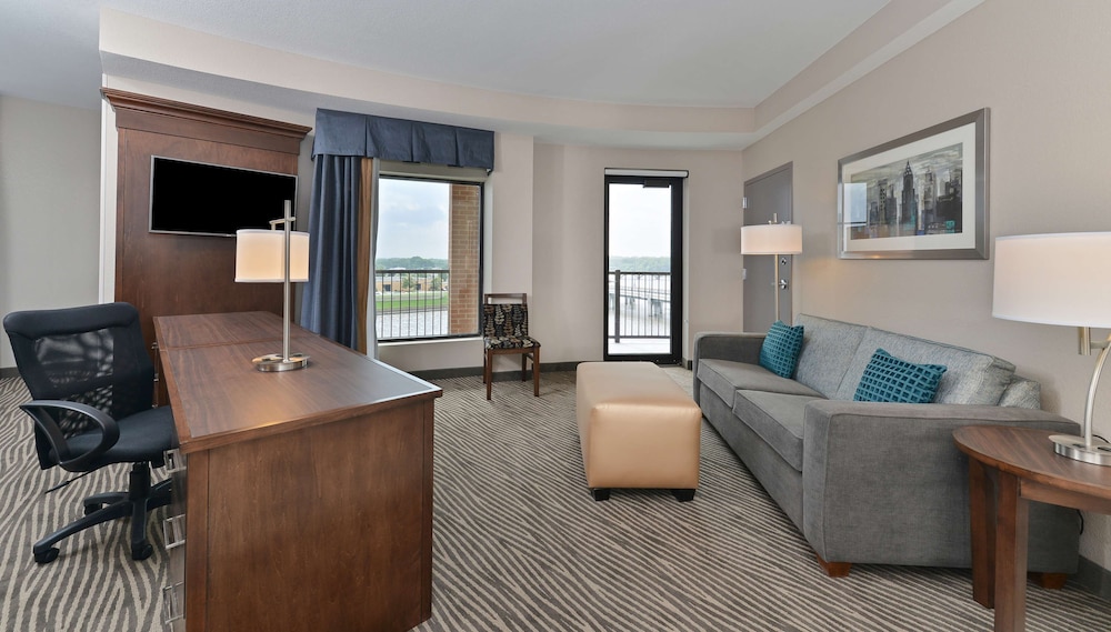 Hampton Inn & Suites Des Moines Downtown - photo 25