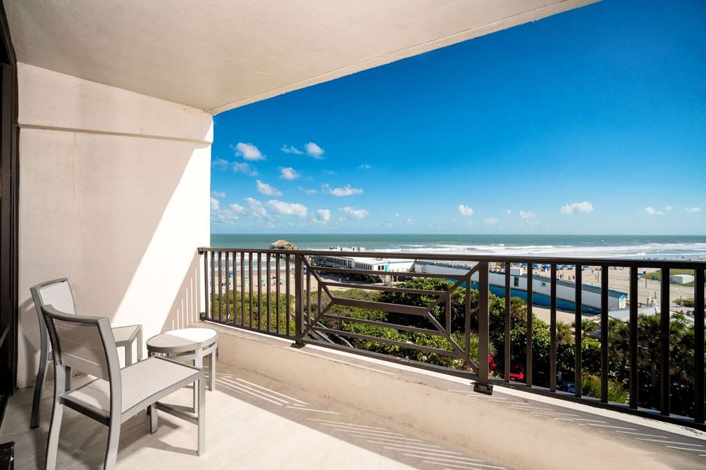 La Quinta Inn & Suites by Wyndham Cocoa Beach Oceanfront - photo 41