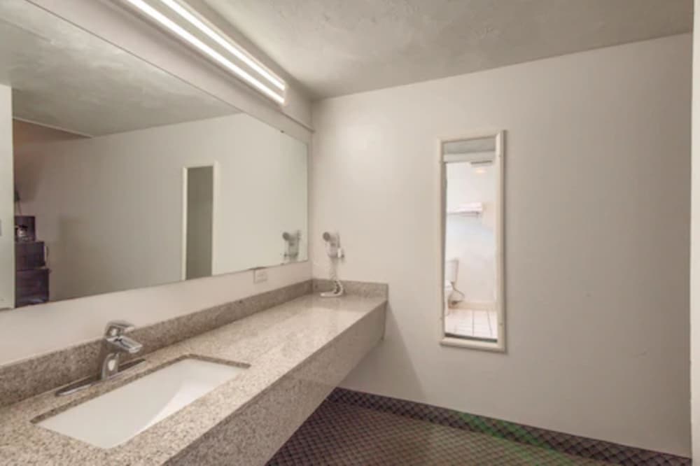 Americas Best Value Inn Uvalde - photo 13
