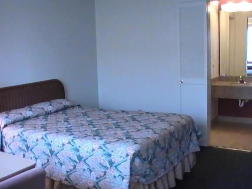 Hometown Inn Galion - photo 12