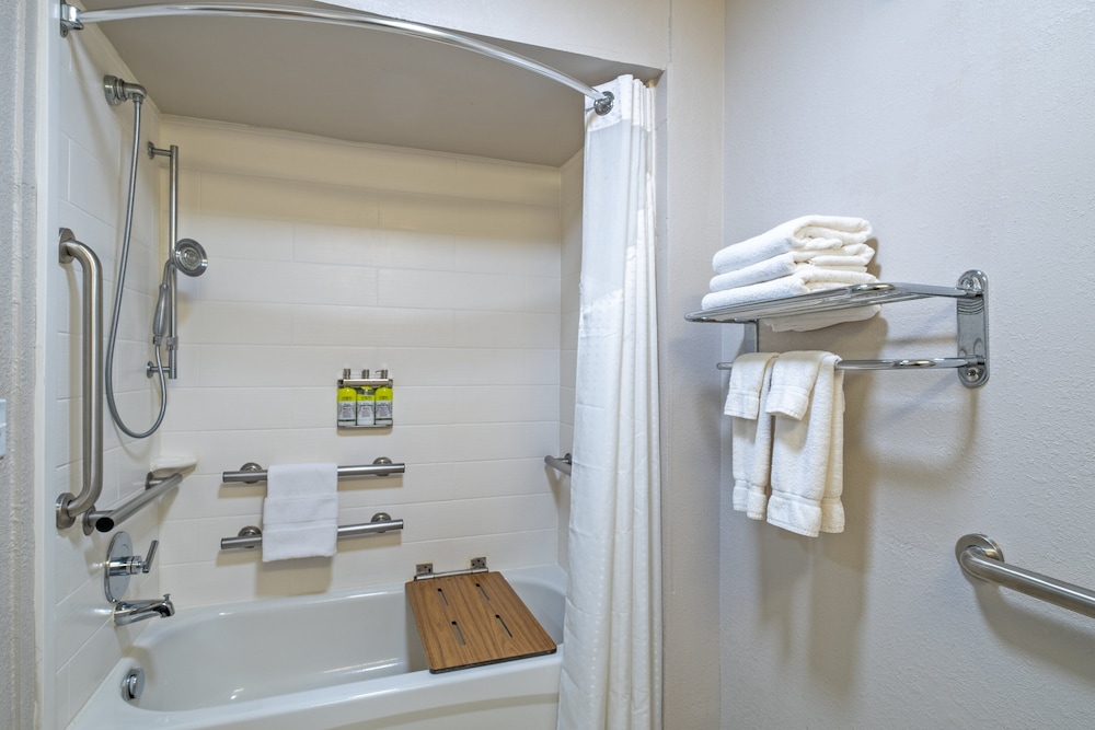 Holiday Inn Express Hotel & Suites Woodbridge by IHG - photo 11