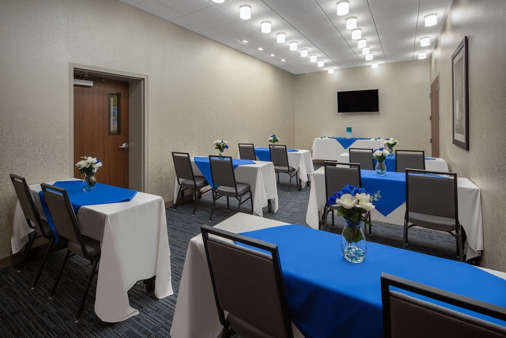 Holiday Inn Express & Suites Chico by IHG - photo 44