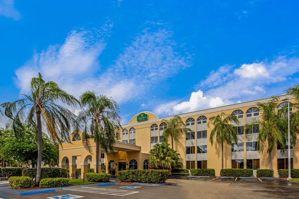 La Quinta Inn & Suites by Wyndham Miami Lakes - photo 2