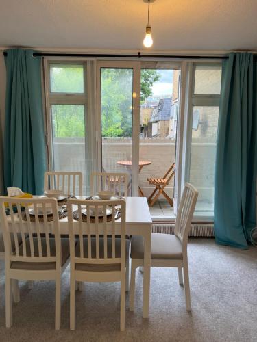 Lovely Entire Flat with Private Balcony in Euston Central London — 4-Star Luxury Hotel in London, United Kingdom