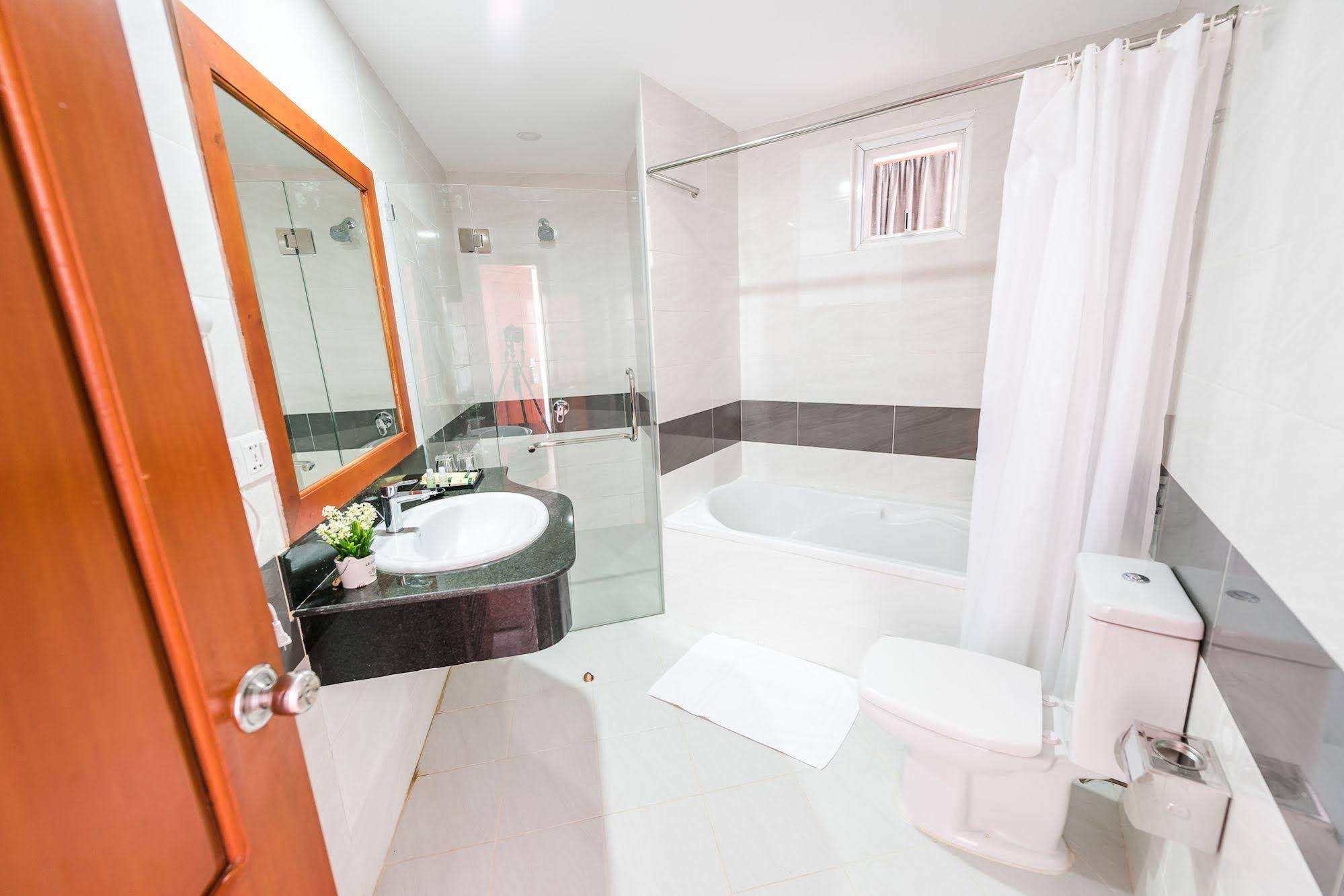 Le Mont Hotel — 4-Star Luxury Hotel in Phnom Penh, Cambodia