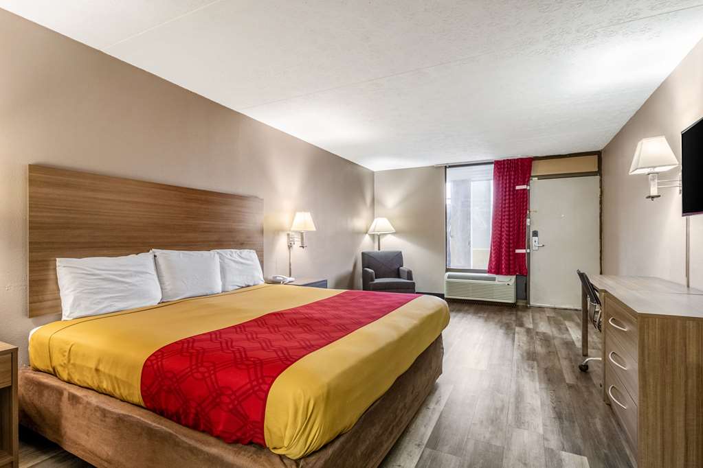 Econo Lodge Seymour - photo 18