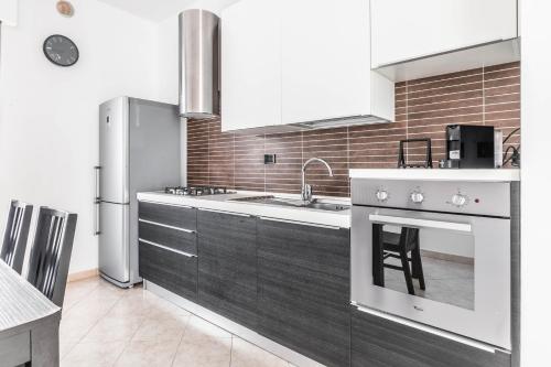 Milan Bocconi e Navigli Spacious 3BR Apartment 95 m Free Parking — 4-Star Luxury Hotel in Milan, Italy