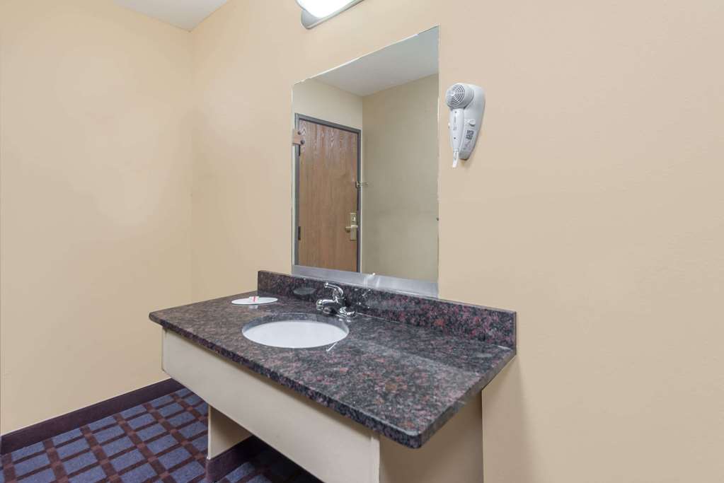 Super 8 by Wyndham Okawville - photo 14