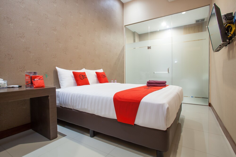 RedDoorz Plus @ Raya Sulfat - last minute hotel in Malang