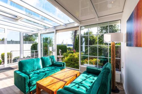 Wohnen auf Zeit Lakeside House am Tiefwarensee — 4-Star Luxury Hotel in Waren, Germany