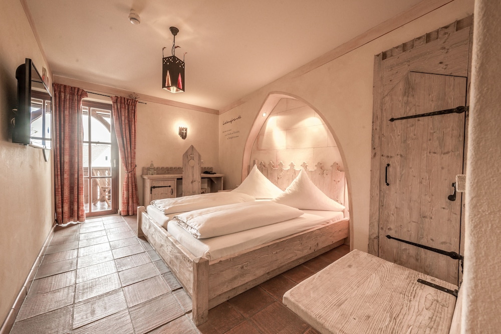 Hotel Arthus — 4-Star Luxury Hotel in Aulendorf, Germany