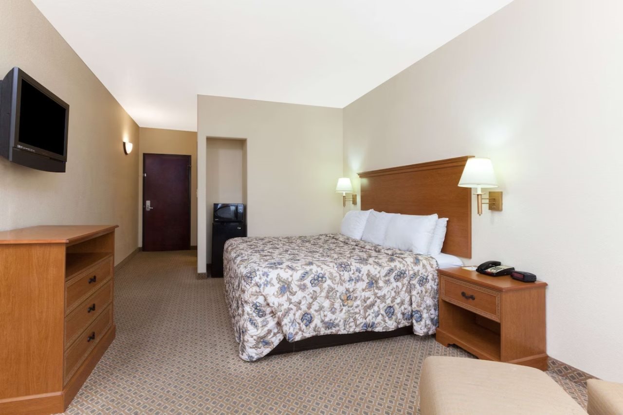 Days Inn by Wyndham San Antonio at Palo Alto - photo 15
