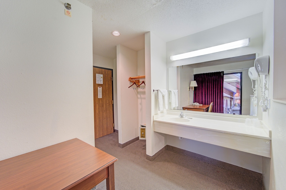 Capital O Amerihost Inn and Suites Fulton Hwy 54 MO - photo 42