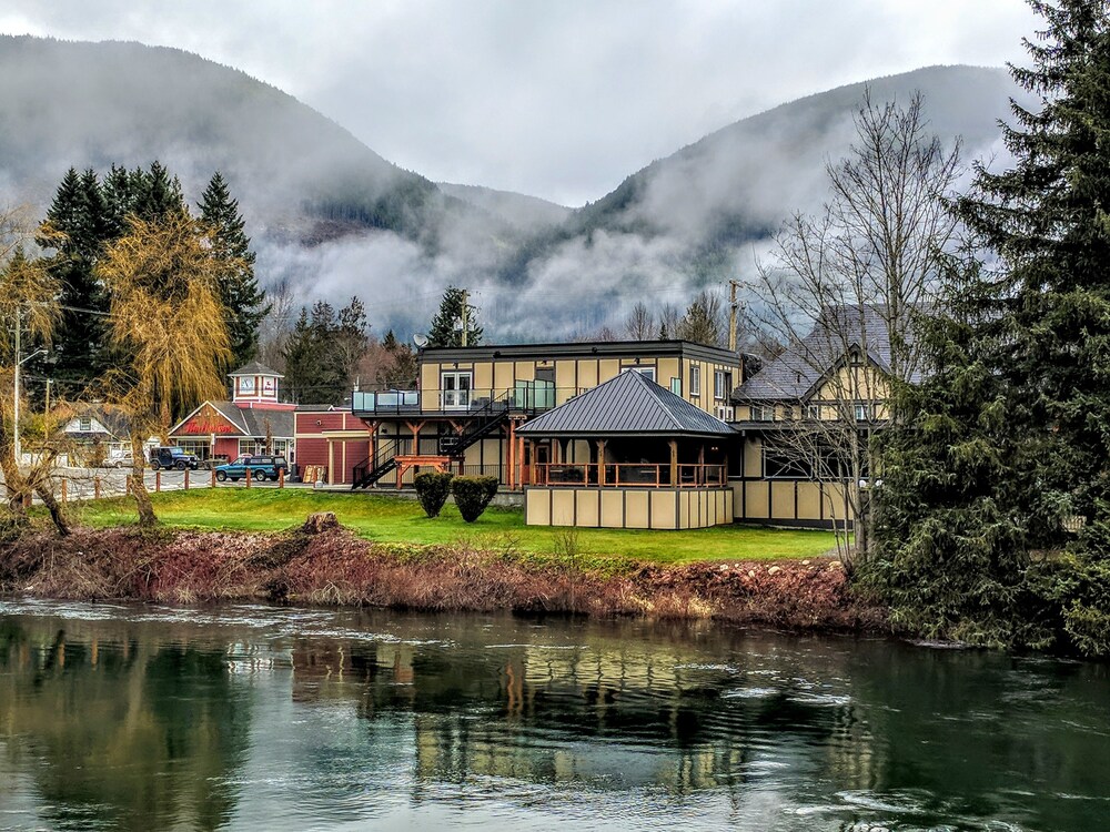Riverside Inn — hotel in Lake Cowichan