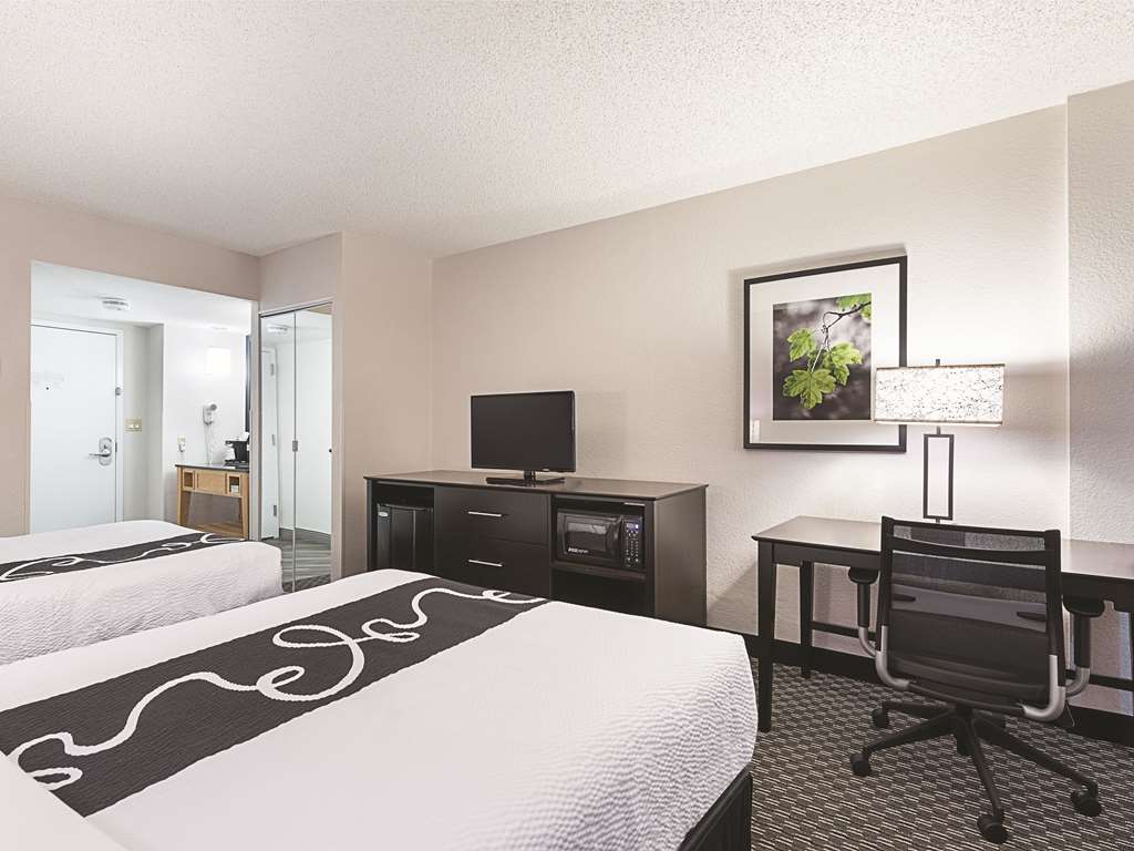 La Quinta Inn & Suites by Wyndham Plantation at SW 6th St - photo 11