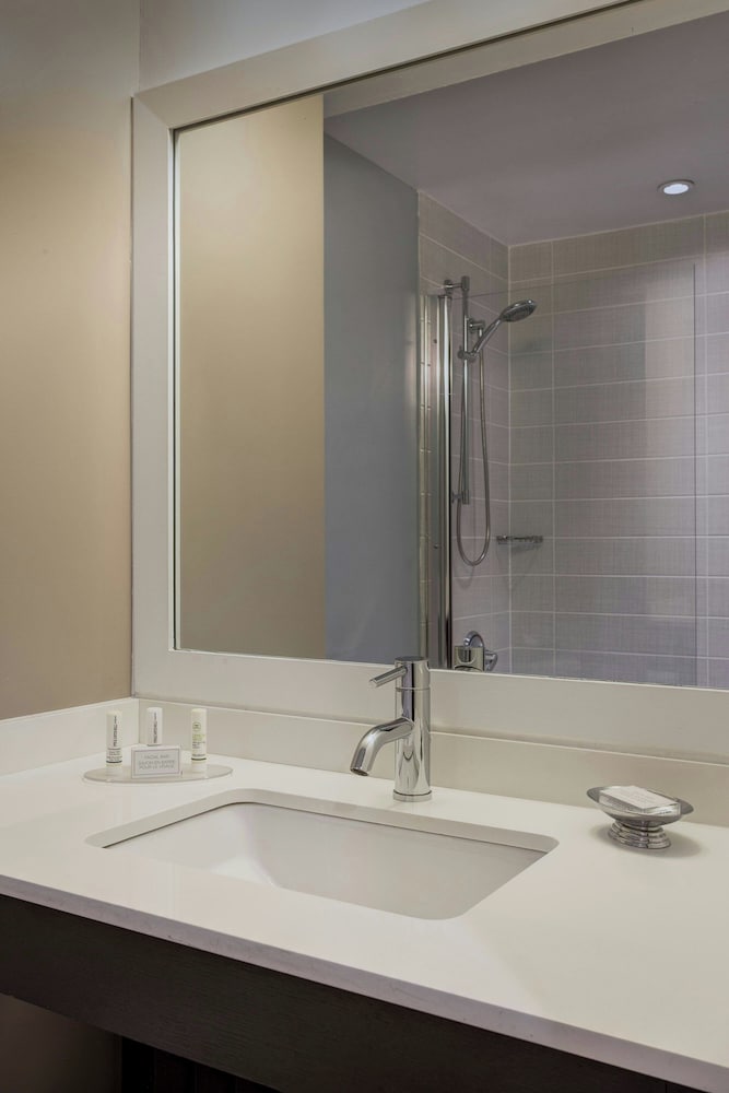 Courtyard by Marriott New York JFK Airport - photo 25