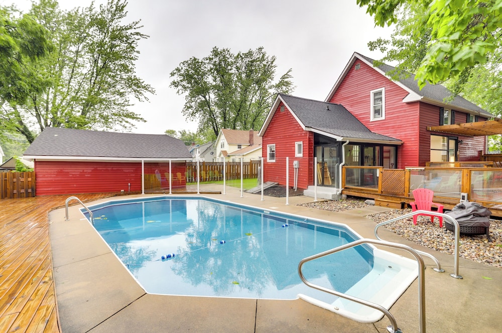 South Haven Oasis Private Hot Tub Pool & Grill in South Haven, United States