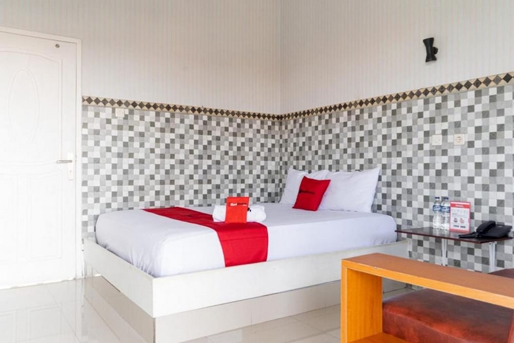 RedDoorz near Jimbaran Market Bandungan in Semarang, Indonesia