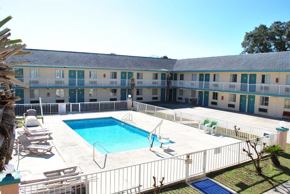 Coconut Grove Motor Inn - featured photo