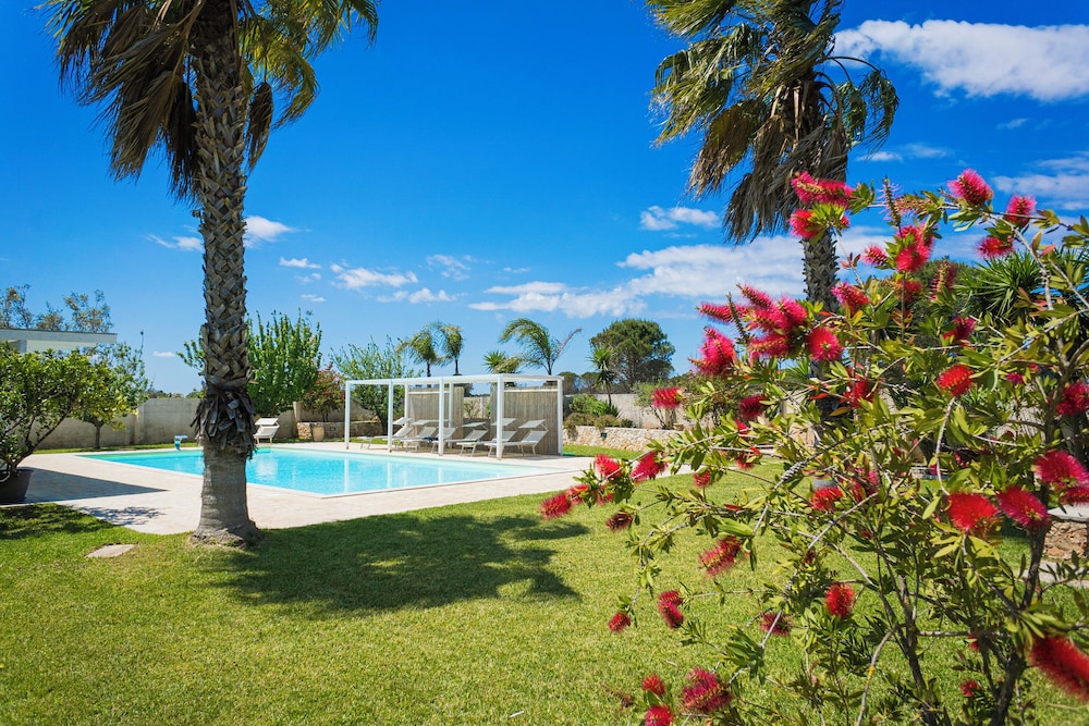 Villa El Capitano with garden and pool — 4-Star Luxury Hotel in Muro Leccese, Italy