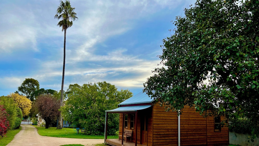 Willunga Gallery Cabins — 4-Star Luxury Hotel in Willunga, Australia