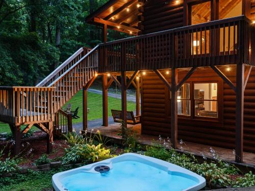 Cabin 3 Miles off I 40 hot tub firepit secluded better than a Hotel in Marion, United States