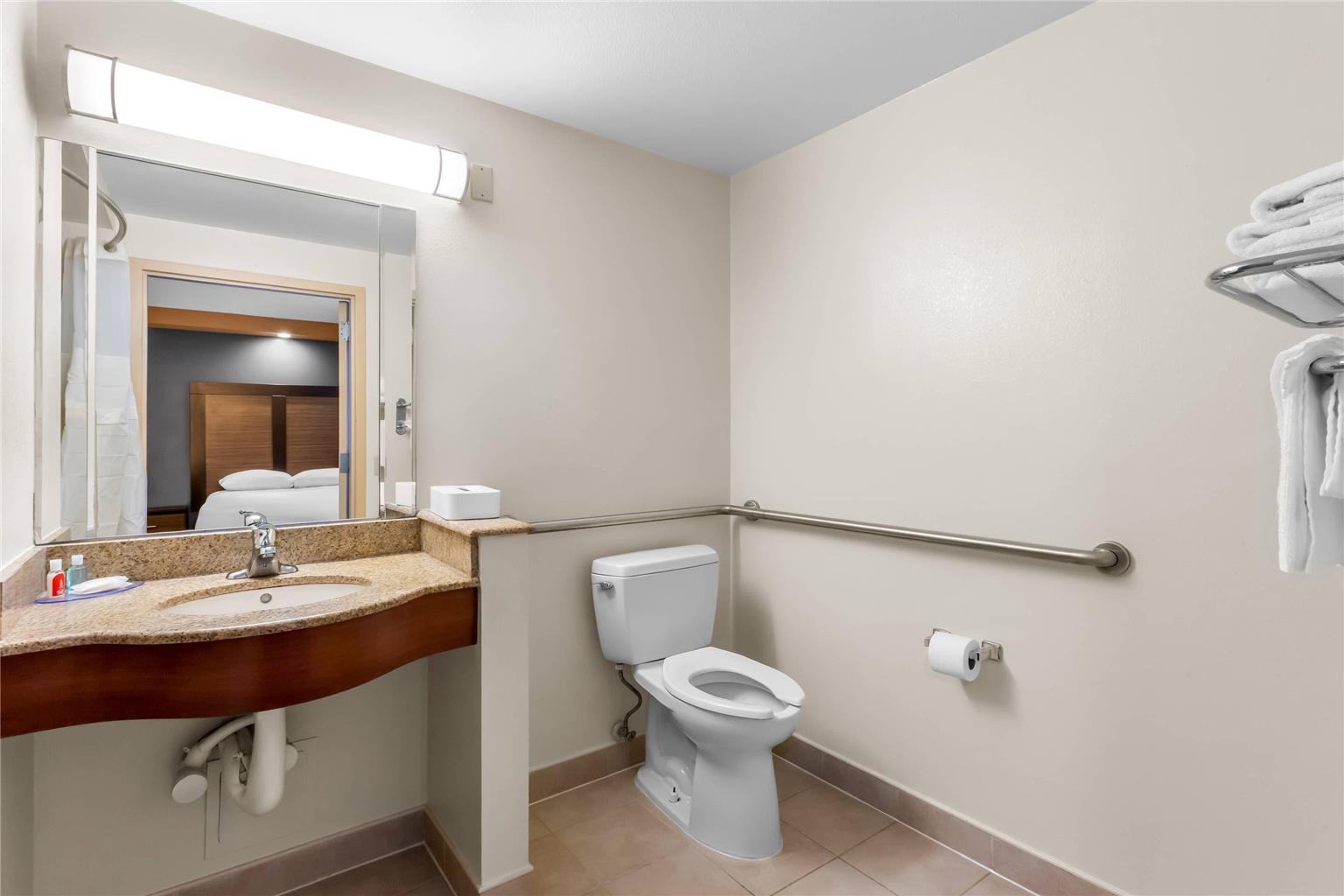 Econo Lodge Woodbridge - photo 19