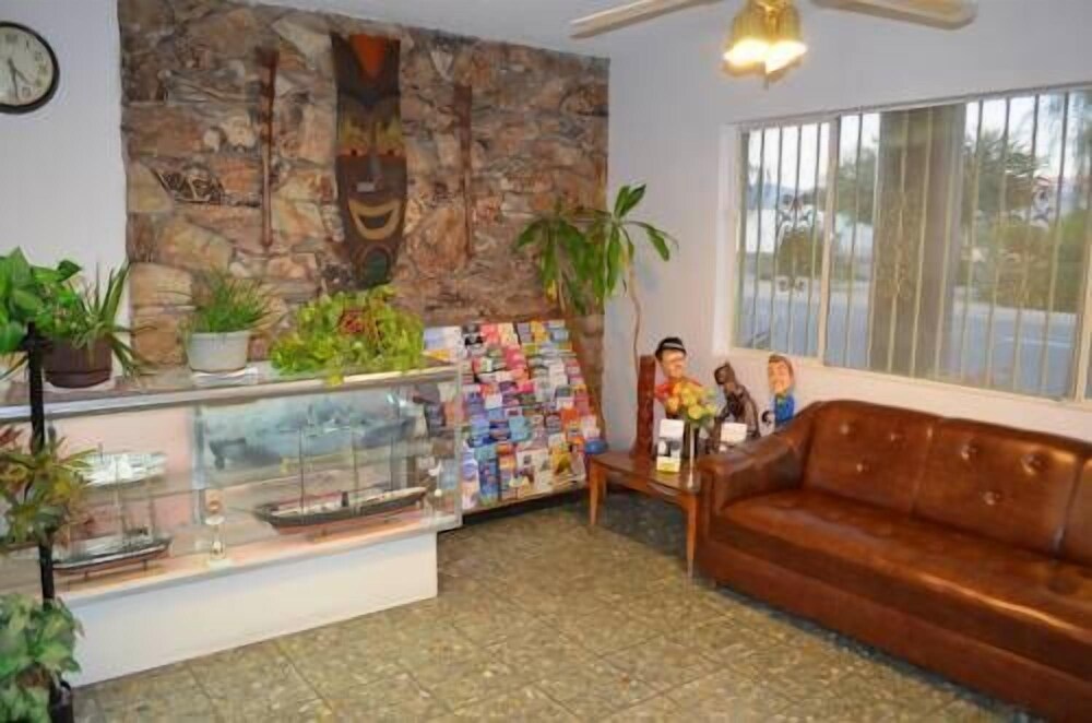 Tropics Motor Hotel - photo 2