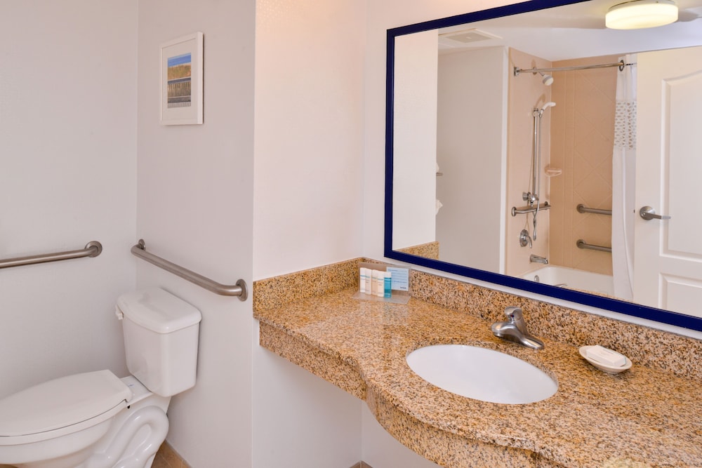 Hampton Inn & Suites Plymouth - photo 32