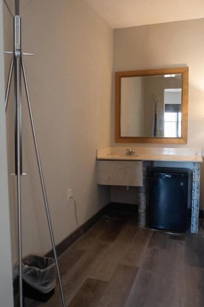 Americas Best Value Inn Detroit Dearborn - photo 27