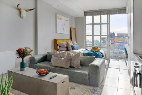 Emily Sunny 1 bed Apartment with stunning City & Ocean Views