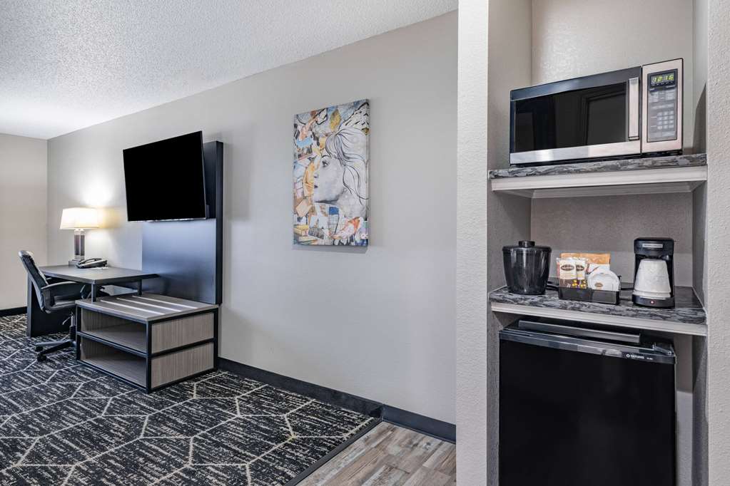 La Quinta Inn & Suites by Wyndham Evansville - photo 18