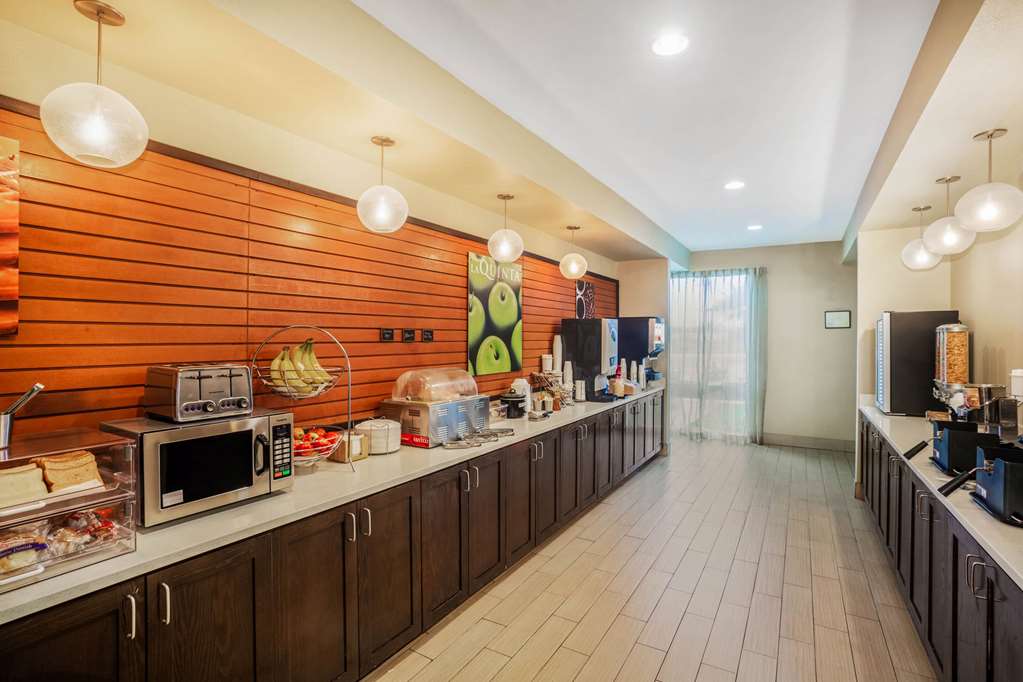 La Quinta Inn & Suites by Wyndham Beeville - photo 26