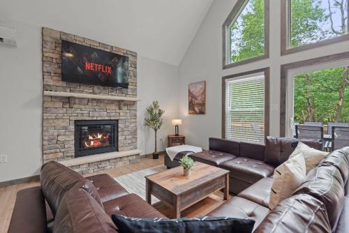 Twin Chalet 6 BDs Hot Tub Game Area and more — 4-Star Luxury Hotel in None, United States