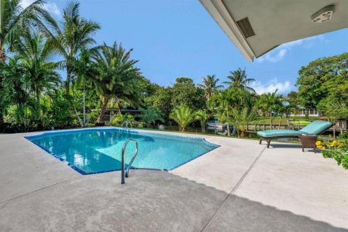 Waterfront Oasis w Pool Minutes to Downtown — hotel in Boynton Beach