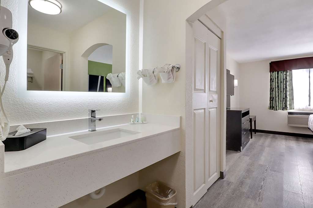 Quality Suites Albuquerque Airport - photo 17